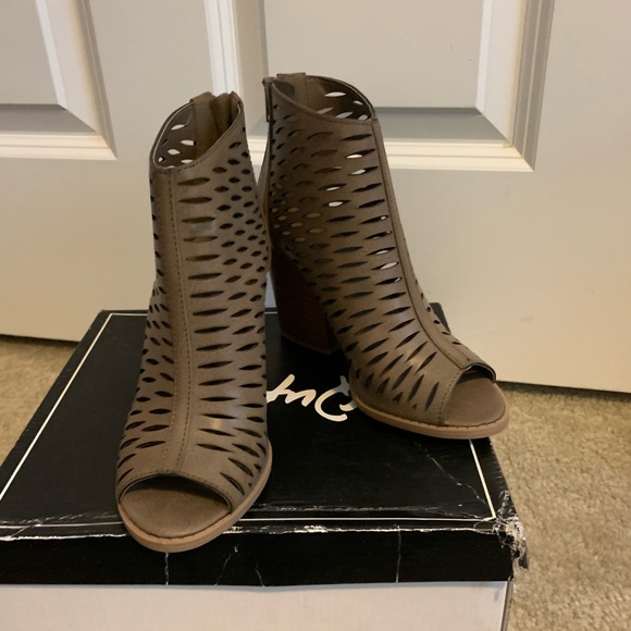 Ladies heels - Picture 3 of 5